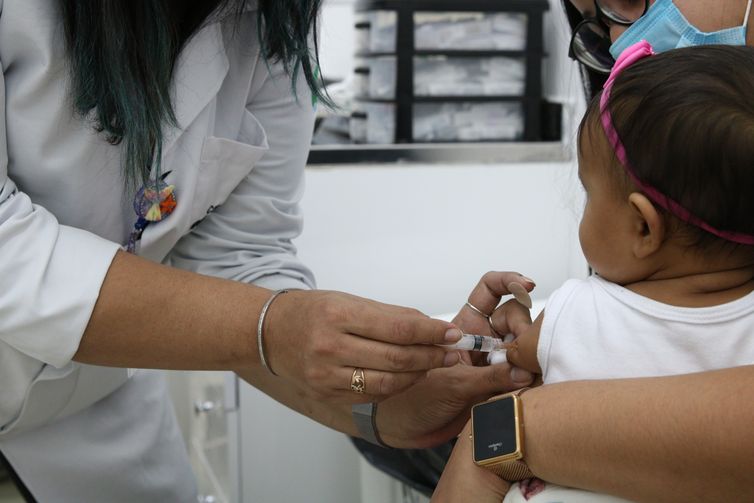 Rovena Rosa/Agência Brasil Bebês recebem as vacinas do calendário básico de vacinação do SUS na Unidade Básica de Saúde - UBS Brás.