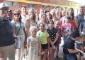 Fim de semana de viagem nostálgica para grupo de crianças sorteadas para passeios de trem em promoção da ACISAU