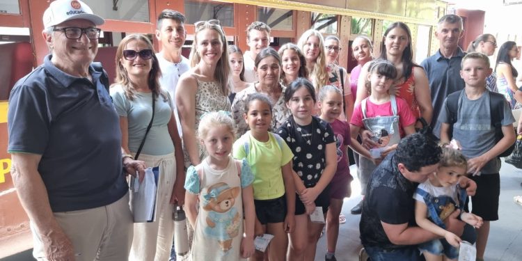 Fim de semana de viagem nostálgica para grupo de crianças sorteadas para passeios de trem em promoção da ACISAU