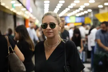 São Paulo (SP), 11/12/2025 - Luciana Tenani aguarda para embarcar após voos cancelados e atrasados no Aeroporto de Congonhas. Foto: Rovena Rosa/Agência Brasil