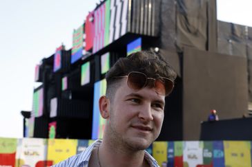 Tânia Rêgo/Agência Brasil Rio de Janeiro (RJ), 30/12/2025 - Movimentação na praia de Copacabana na véspera da festa de ano novo. O inglês, Cain Dyson, veio ao Rio com amigos para passar a virada do ano.. Foto: Tânia Rêgo/Agência Brasil