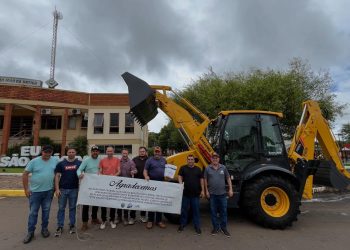 São João da Urtiga recebe nova retroescavadeira para reforçar serviços da Agricultura
