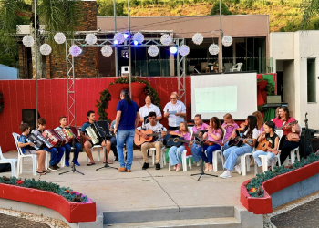 Programação especial de Natal reúne famílias em noite de celebração em Carlos Gomes