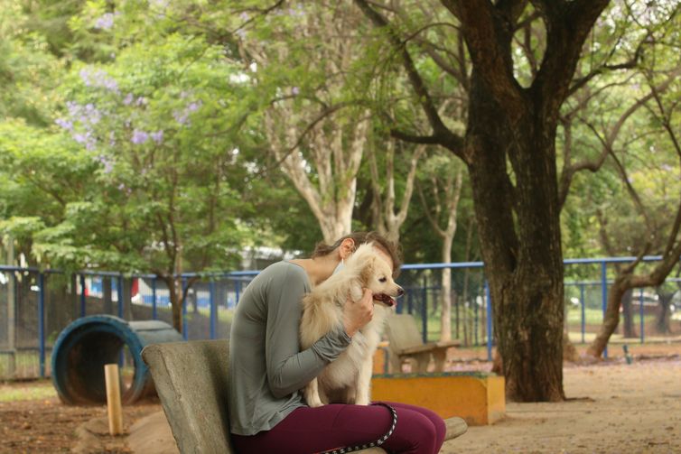 Rovena Rosa/Agência Brasil Tutores com cães no Parcão, espaço exclusivo para cachorros, na Praça Ayrton Senna do Brasil.
