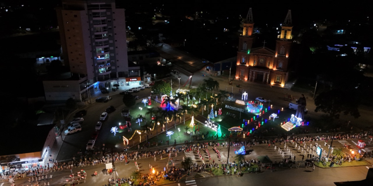 Desfiles natalinos estreiam com sucesso em Machadinho