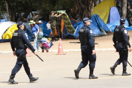 Marcello Casal JrAgência Brasil Polícia e Exército se concentram na frente do QG do Exército para desmobilizar acampamento