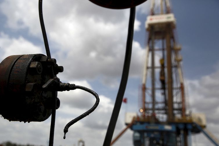 Reuters/Carlos Garcia Rawlins/Proibida reprodução Petróleo na Venezuela
FILE PHOTO: Crude oil drips from a valve at an oil well operated by Venezuela's state oil company PDVSA, in the oil rich Orinoco belt, near Morichal at the state of Monagas April 16, 2015. Picture taken on April 16, 2015. REUTERS/Carlos Garcia Rawlins/File Photo