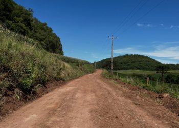 Prefeitura intensifica obras de melhoria em estradas do interior de São João da Urtiga