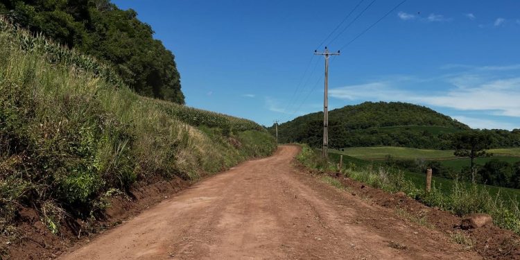 Prefeitura intensifica obras de melhoria em estradas do interior de São João da Urtiga