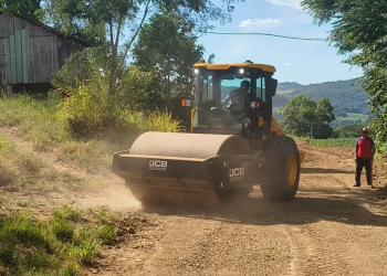 Prefeitura realiza melhorias em estradas do interior de São João da Urtiga