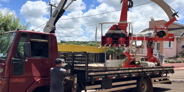 Prefeitura de Centenário adquire ensiladeira para reforçar apoio aos produtores rurais