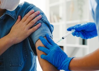 Ministério da Saúde inicia vacinação de 64,6 mil profissionais de saúde contra a dengue no estado