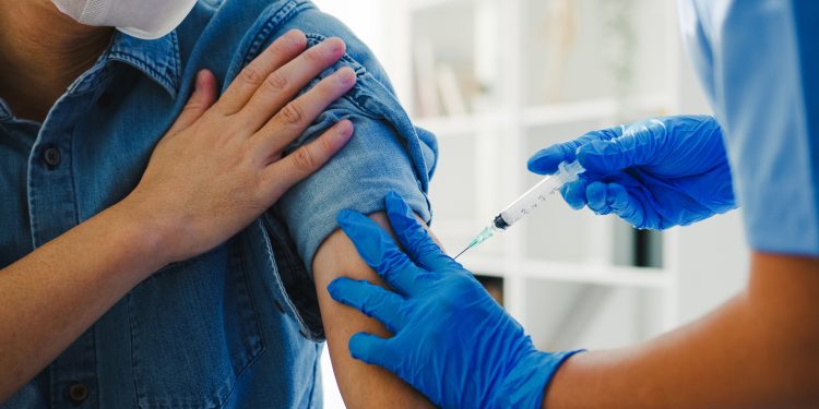 Ministério da Saúde inicia vacinação de 64,6 mil profissionais de saúde contra a dengue no estado