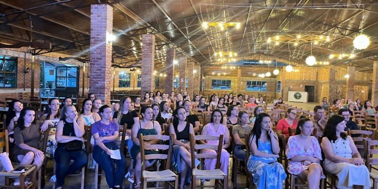 Abertura oficial do calendário letivo de 2026 reúne profissionais da educação no CTG Municipal em Machadinho