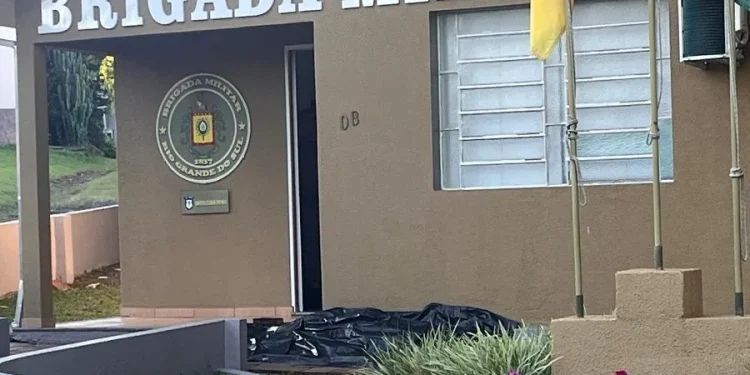 Suspeito de matar ex e pai de filhos dela é encontrado morto em frente a prédio da polícia no RS