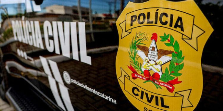 Polícia Civil realiza operação em Santa Catarina para investigar apologia ao nazismo e ameaça à escola