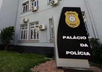 Mulher é presa suspeita de torturar filhos de 1 e 3 anos e enviar vídeos das agressões ao pai das crianças