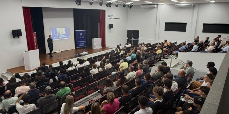 Palestra sobre inovação reúne comunidade e marca lançamento de programas de incentivo à economia em Maximiliano de Almeida