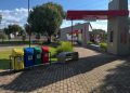 Prefeitura instala lixeiras para coleta seletiva na Praça Frei Graciano, em São João da Urtiga
