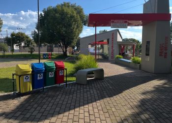Prefeitura instala lixeiras para coleta seletiva na Praça Frei Graciano, em São João da Urtiga