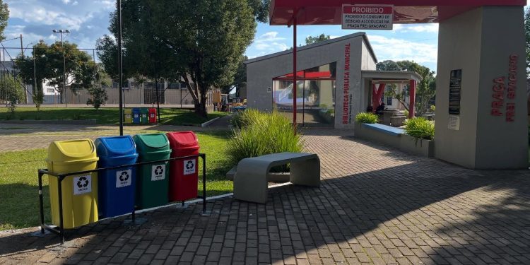 Prefeitura instala lixeiras para coleta seletiva na Praça Frei Graciano, em São João da Urtiga