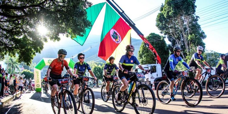 Mais de 500 ciclistas de três estados participam do Pedal Nova Itália