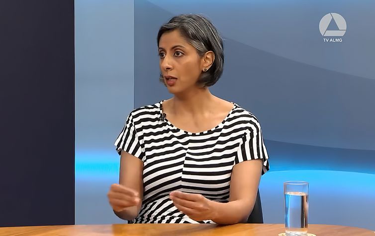 Frame/TV Assembleia MG 24/10/2023, Rashmi Singh, professora de relações internacionais da PUC Minas, durante entrevista a TV Assembleia MG. Foto: Frame/TV Assembleia MG