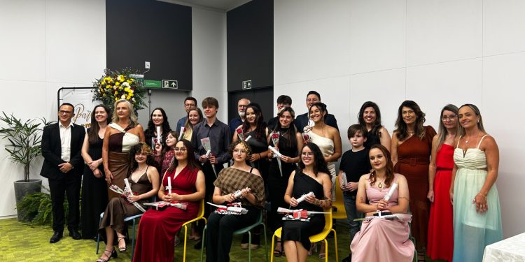 Formatura do Centro de Belas Artes celebra talentos e concluintes dos cursos artísticos em Erechim