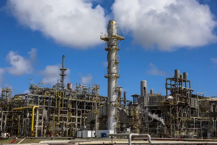 Ipojuca (PE) 01/11/2024 – As unidades de hidrotratametno de nafta e de geração de hidrogênio da Refinaria Abreu e Lima (RNEST), da Petrobras, trabalham para reduzir os teores de enxofre e componentes instáveis no combustível. O Trem 1 da RNEST vai passar por 