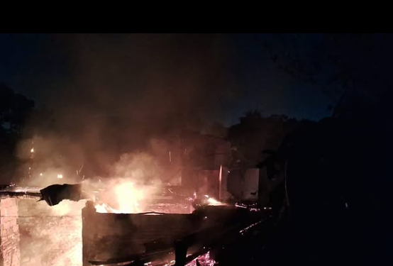 Incêndio destrói casa no interior de São João da Urtiga; criança é levada ao hospital