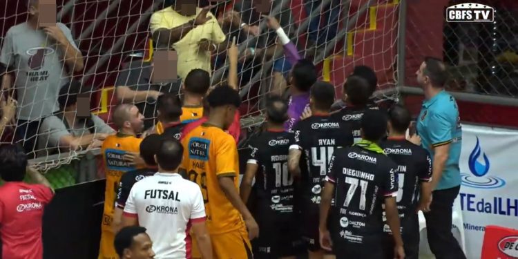 Torcedor detido após suposto ato racista no Caldeirão do Galo, em Erechim