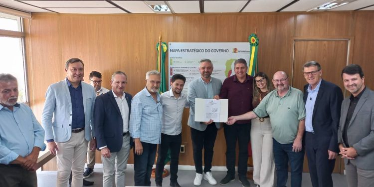 Paim Filho firma convênio do programa Pavimenta para continuidade de obra na Avenida Rio Grande