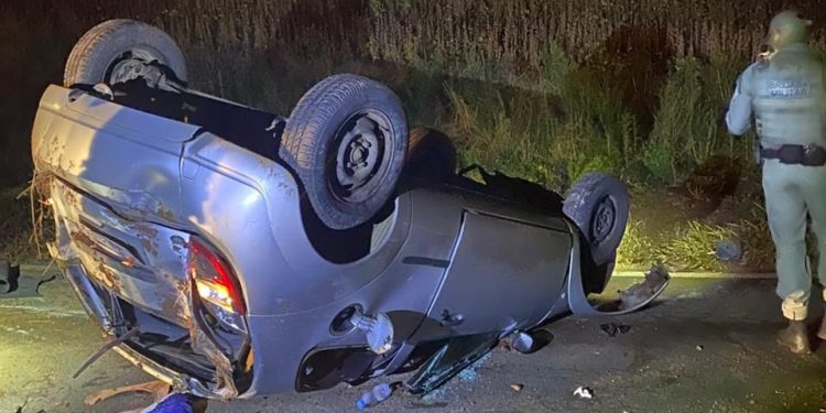 Saída de pista seguida de capotamento na ERS-208, em Machadinho