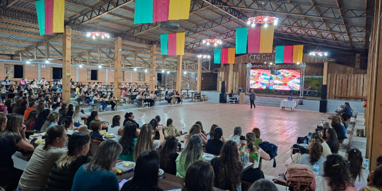 Formação continuada reúne mais de 250 professores em encontro sobre tecnologia e educação em São João da Urtiga