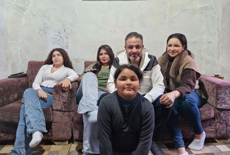 Brasília (DF), 20/03/2026 - FOTO DE ARQUIVO - Hussein Melhem, libanês naturalizado brasileiro, com sua esposa Cláudia Martins e filhas. Vivia na cidade de Tiro (ou Tyre), no litoral sul do Líbano. Foto: Hussein Melhem/Arquivo Pessoal