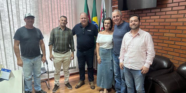 União de forças traz resultados: Machadinho é contemplado com trator de esteira pela Família Covatti