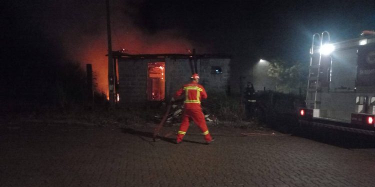 Incêndio destrói residência no bairro Santa Luzia em Machadinho