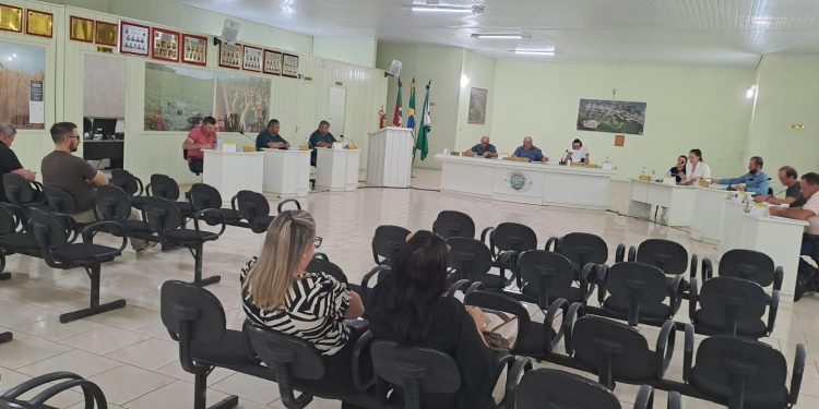 Vereadores de Machadinho aprovam quatro projetos por unanimidade em sessão ordinária