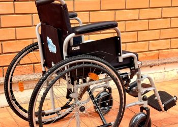 Carlos Gomes entrega cadeiras de rodas e amplia acesso à mobilidade para moradores