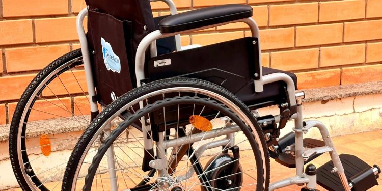 Carlos Gomes entrega cadeiras de rodas e amplia acesso à mobilidade para moradores