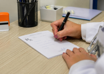 Justiça condena médica por prescrição irregular de medicamentos controlados no Meio-Oeste