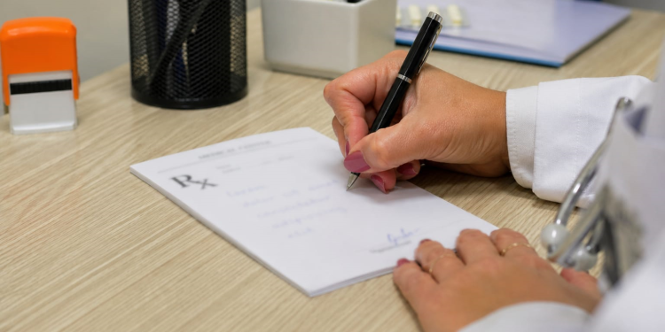 Justiça condena médica por prescrição irregular de medicamentos controlados no Meio-Oeste