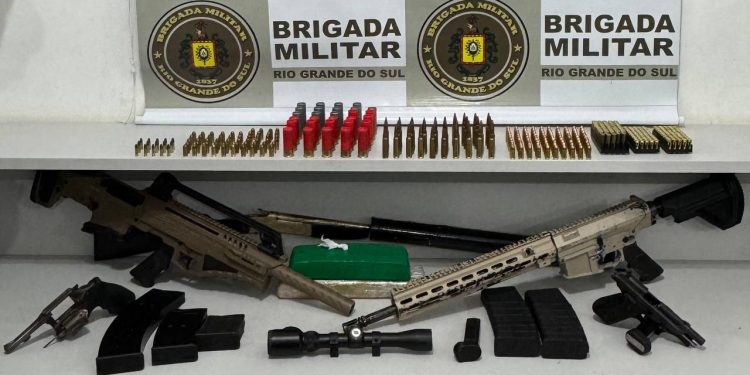 Brigada Militar apreende arsenal e prende três em Erechim