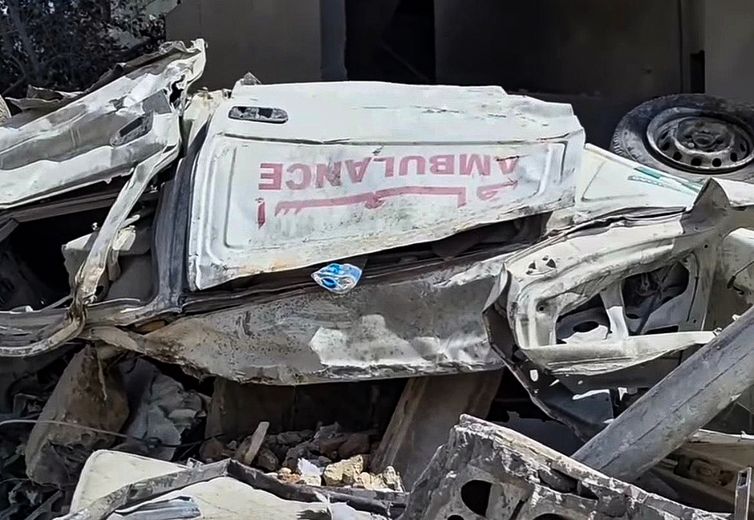 17/04/2026 - Uma das 116 ambulâncias destruídas por ataques israelenses. ONU alerta que esses incidentes são grave violação do direito internacional humanitário e comprometem seriamente o acesso da população aos serviços de saúde. Foto: Defesa Civil do Líbano 