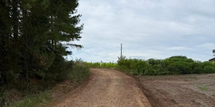 Manutenção de estradas do interior integra agenda de ações em Maximiliano de Almeida