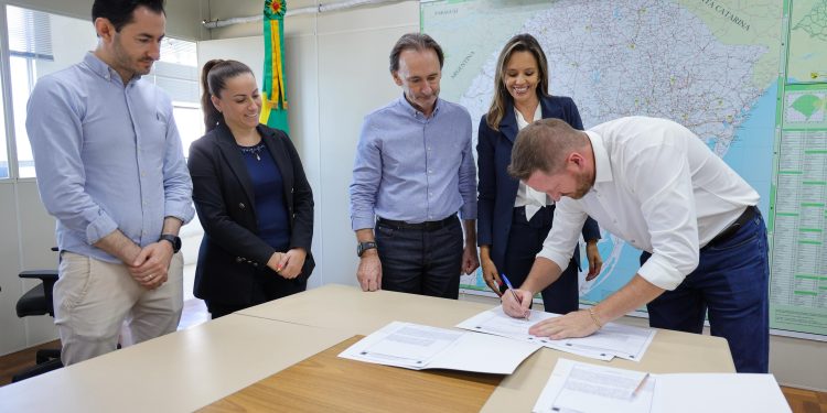 Assinado convênio para pavimentação entre Carlos Gomes e Centenário