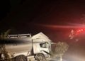 Caminhão atinge casas durante a madrugada em Erechim