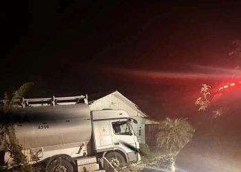 Caminhão atinge casas durante a madrugada em Erechim