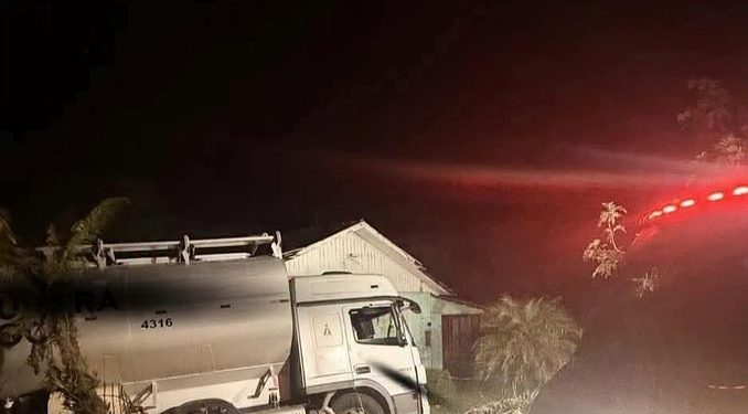Caminhão atinge casas durante a madrugada em Erechim