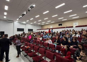 Encontro em Maximiliano de Almeida homenageia mães com emoção, palestra e apresentação infan